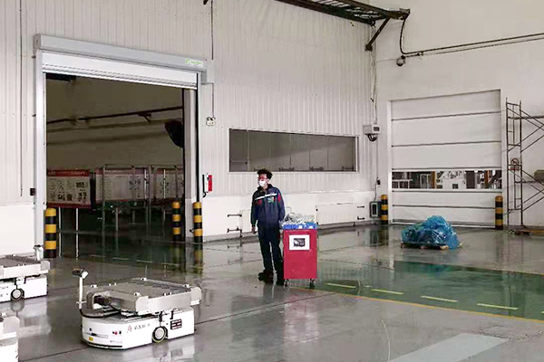 AGV小車如何與快速卷簾門聯動